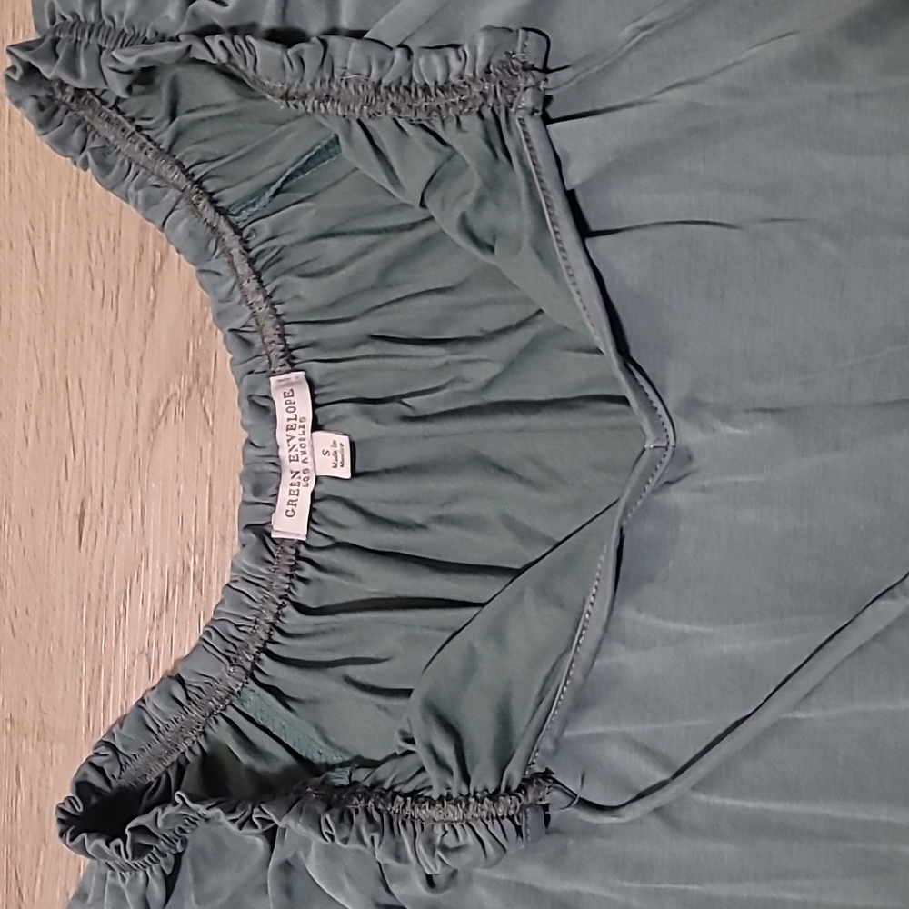 Green Envelop Los Angeles Green Puff Sleeve Top - Picture 5 of 6